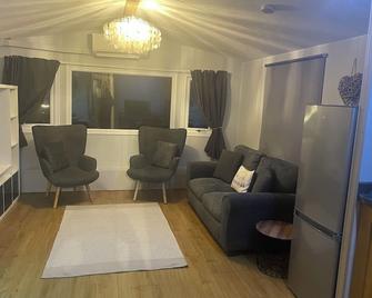 Lillibelles lake house - Ashford - Living room