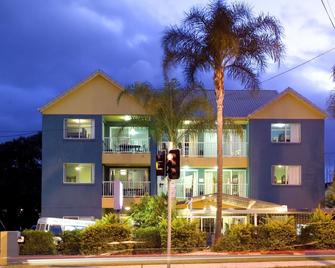 Homely Inn - Southport - Building