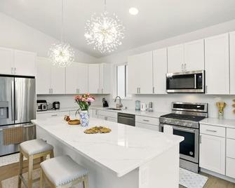 New build-beautiful lake view-5beds 12 sleeping - Anchorage - Cocina