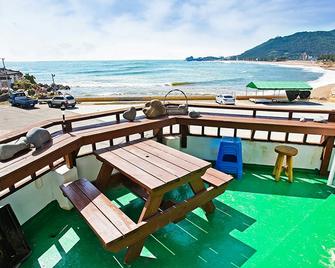 Yeongduk Blue Beach Pension - Yeongdeok - Balcón