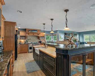 Oasis on Murray Lake, just NE of Grand Rapids - Lowell - Kitchen