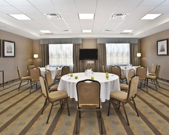 Holiday Inn Express & Suites Kingston Central - Kingston - Restaurante