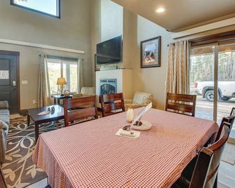 Spacious Sturgis Cabin w/ Grill & Wraparound Patio - Sturgis - Essbereich