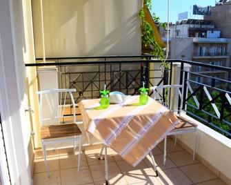 Unique home next to the sea and Metro Station - El Pireu - Balcó