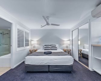 By The Sea Shore - Airlie Beach - Habitación