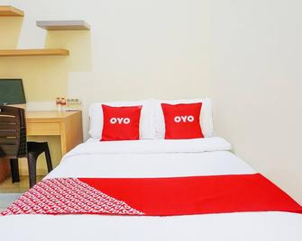 Super OYO Flagship 90723 Berlima Guest House Syariah - Маланг - Спальня