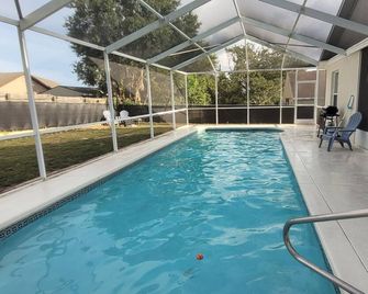 Relax in this remodeled home with screened 36-ft pool, patio & fire pit. - Lake Wales - Piscina