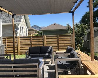 Stylish Family Cottage - 5 bedroom - 6min walk to beach & town, hot tub, pets ok - Southampton - Balcón