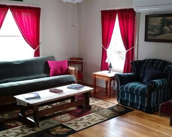 The Cottage In Quiver Full Farm - Mars Hill - Sala de estar