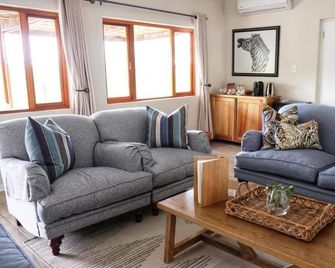 Cheetah Ridge Lodge - Ladysmith - Living room