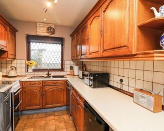 Llys-yr-onnen - Carmarthen - Kitchen