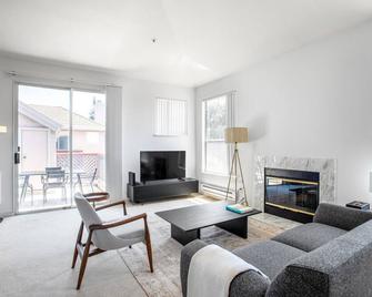 Spacious Fremont 2BR w/ W/D, Pool, close to Lake & Shops, by Blueground - Fremont - Living room