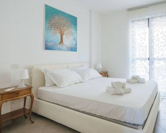 Parco Villa Fiske 2 - Alassio - Camera da letto