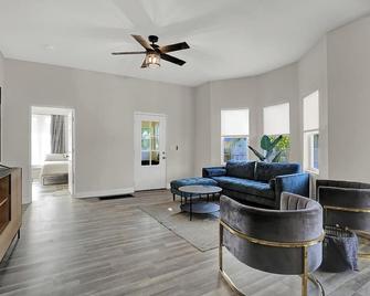 Beautiful 3500 SqFt Villa in Fountain Sq - Indianapolis - Living room