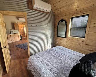 Enchanting cabin with AC in Bancroft - Perfect for a getaway - Bancroft - Bedroom