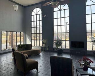 Baymont by Wyndham Flint Airport North - Flint - Lobby