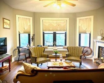 Crescentia House -1884 Victorian! - Saint Marys