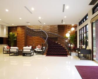 F Hotel Sanyi - Sanyi Township - Lobby