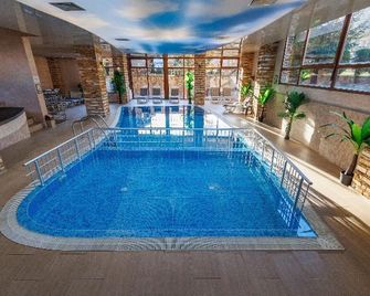 Green Wood Hotel & Spa - בנסקו - בריכה
