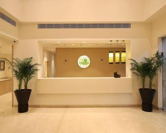Lemon Tree Hotel, Delhi Airport - New Delhi - Front desk