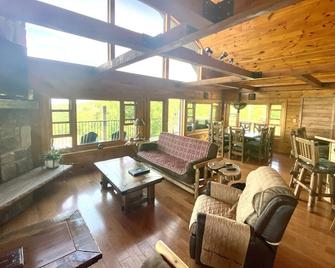 Copper Harbor - The ultimate in scenery & seclusion on Brockway Mountain - Copper Harbor - Sala de estar