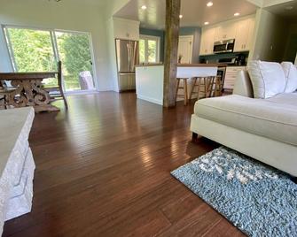 Beautiful New Custom Home On Private 12 Acres Of Woods & Meadows - Baileys Harbor - Вітальня