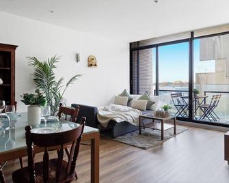 A Chic 2br Apt Near Melbourne Uni Free Parking - Melbourne - Comedor
