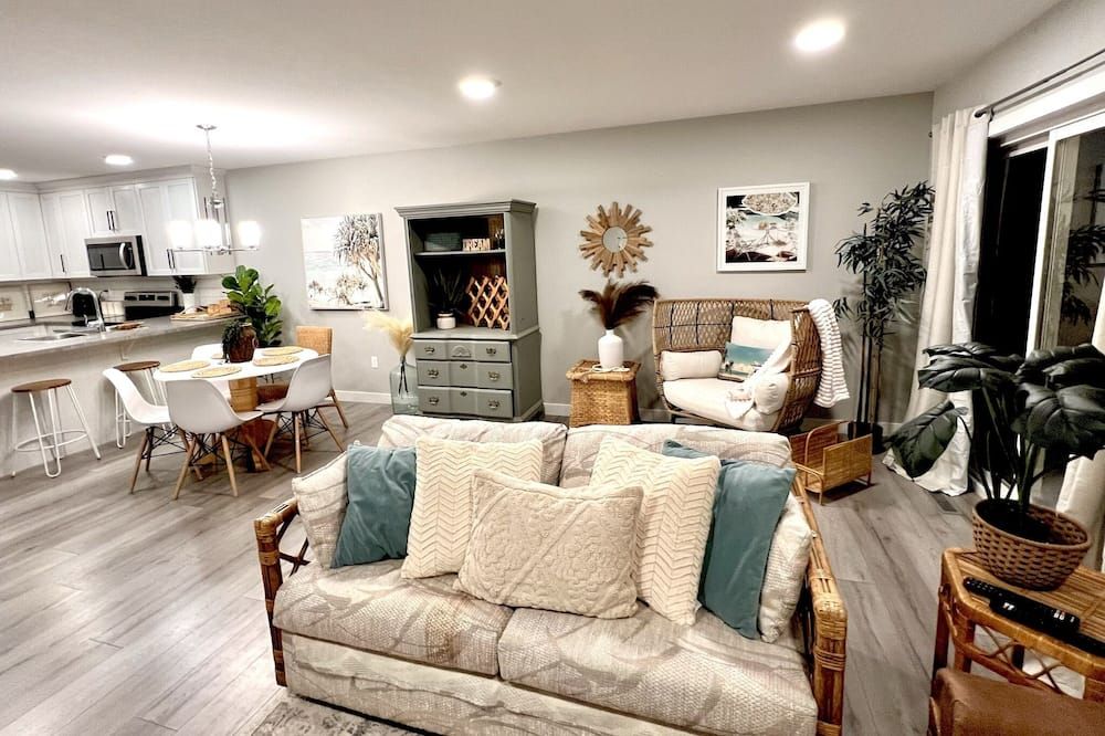 Gorgeous townhome 5 min walk to the stunning lake. - Sylvan Lake - Wohnzimmer