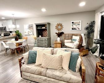 Gorgeous townhome 5 min walk to the stunning lake. - Sylvan Lake - Huiskamer