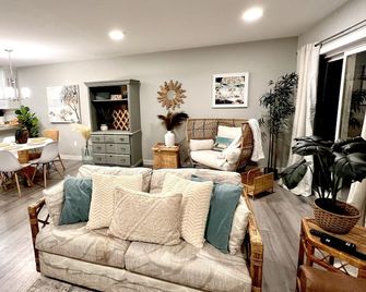 Gorgeous townhome 5 min walk to the stunning lake. - Sylvan Lake - Wohnzimmer