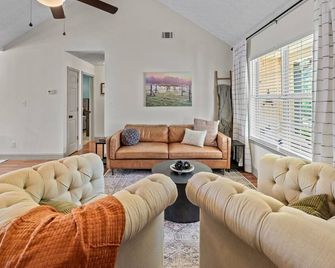 An Oasis Awaits You with Vineyard Views - McDonough - Living room