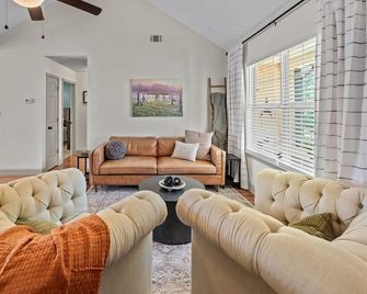An Oasis Awaits You with Vineyard Views - McDonough - Living room