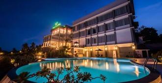 Hotel Santika Luwuk - Sulawesi Tengah - Luwuk - Pool