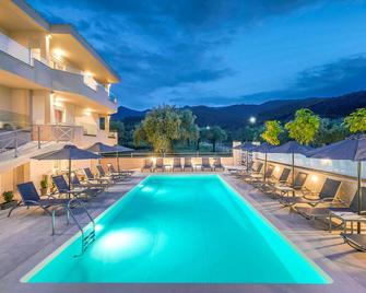 Iliomagic Luxury Suites Thassos - Thasos Town - Pileta