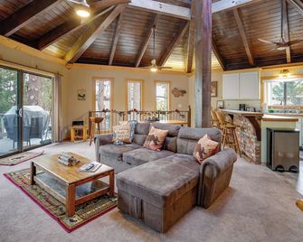 Big Bear Cabin w/ Hot Tub 3 Mi to Skiing! - Big Bear - Living room