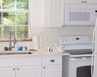 Loft Mckinney Is An Upstairs Studio Efficiency Apartment Seven Blocks From - McKinney - Kitchen