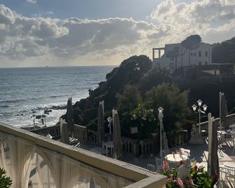 Hotel Villa Margherita - Quercianella - Balcony