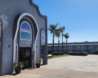 Mayfair Inn Ontario Airport - Ontario - Vista del exterior