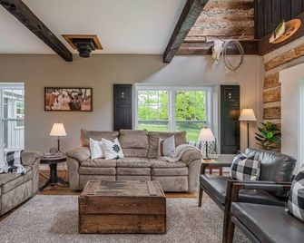 Lakehouse and Loft, Elegant rustic escape - Union - Living room