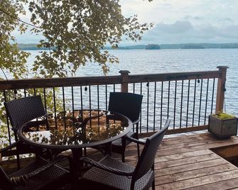 The Loon Song-Stunning 4-Season Waterfront Cottage With Private Dock & Tiki Bar - Coe Hill - Balcony
