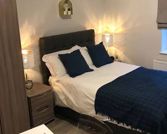1 Helena Studio Apartment - Reading - Bedroom