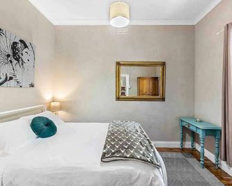 Central, cosy and private Wyse Cottage - Albury - Bedroom