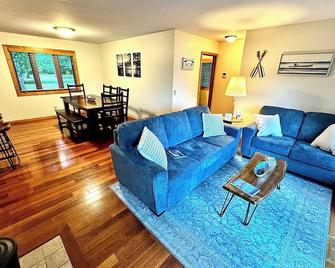 Beautiful Waterfront Memories on Western Wisconsin's Premier Recreational Lake - Chippewa Falls - Living room