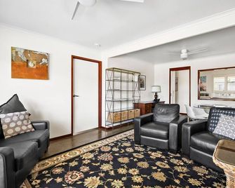 Coastal Comfort - Peaceful 2BR stay in old Torquay - Torquay - Living room
