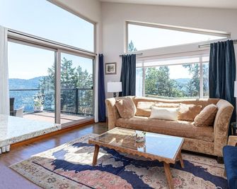 Two-Bed Cabin – Breathtaking Fjord View, Summit House. - Malahat - Huiskamer