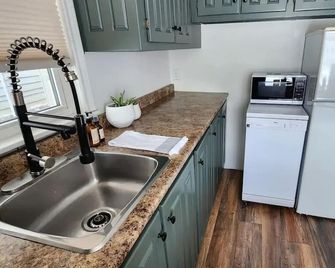 2BR/1BA cozy cottage, brimming with character, steps from beautiful Lake Huron - Sarnia - Cocina
