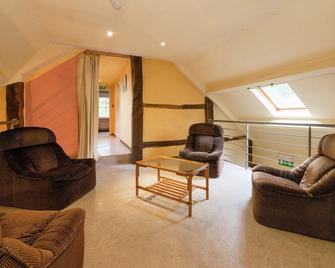 Glorious Holiday Home in Wéris with Hot Tub - Heyd - Sala de estar