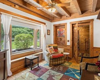 Ultimate Cabin Getaway w/ Hot Tub, Fire Pit and Lake to Recharge and Unwind! - Quakertown - Living room
