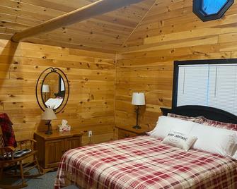 Beautiful Cabin on private lake close to all the attractions in the Eastern UP! - Sault Ste. Marie - Bedroom