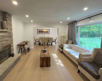 Lake Front cottage @ Muskoka - 머스코카 레이크 - 거실